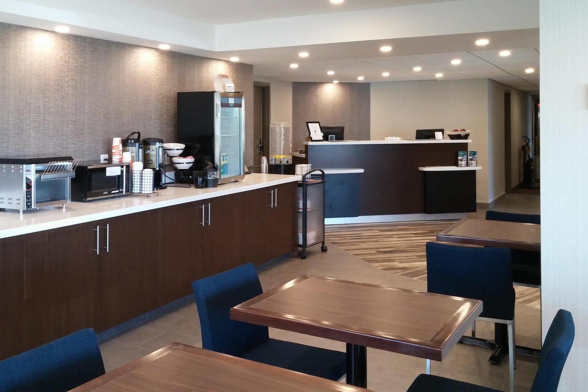 Comfort Inn Montreal Aeroport Pointe-Claire Bagian luar foto